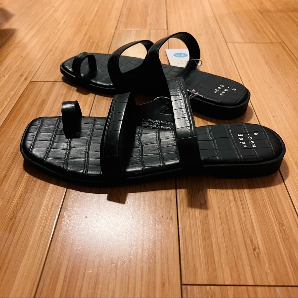 NWT + BOX - Black Croc Embossed Toe Loop Sandals - Picture 3 of 4